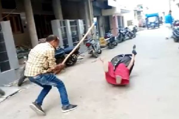 चाची और बहन को बीच सड़क पर पटक-पटक कर पीटा, वारदात CCTV में कैद चाची और बहन को बीच सड़क पर पटक-पटक कर पीटा, वारदात CCTV में कैद