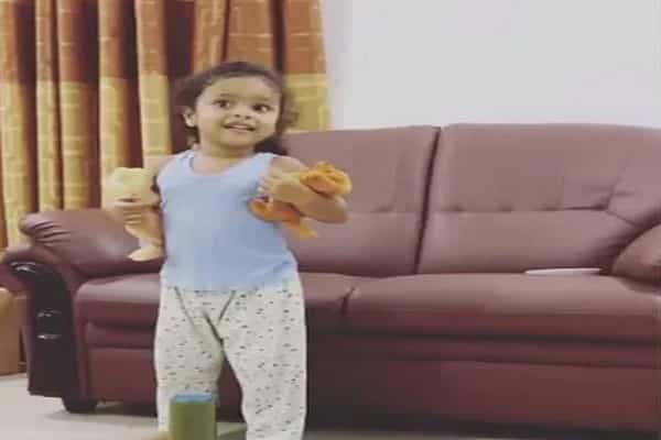 अब, 'माणिके मगे हिते ' गाने वाली छोटी बच्ची का वीडियो वायरल, देखें... अब, 'माणिके मगे हिते ' गाने वाली छोटी बच्ची का वीडियो वायरल, देखें...