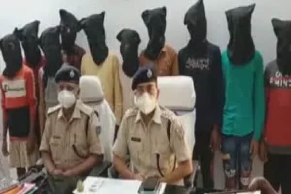 पुलिस के हत्थे चढ़े 10 साइबर अपराधी, 11 मोबाइल जब्त पुलिस के हत्थे चढ़े 10 साइबर अपराधी, 11 मोबाइल जब्त
