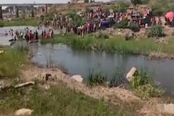 मूर्ति विसर्जन के दौरान नदी में डूबकर 5 लोगों की गई जान मूर्ति विसर्जन के दौरान नदी में डूबकर 5 लोगों की गई जान