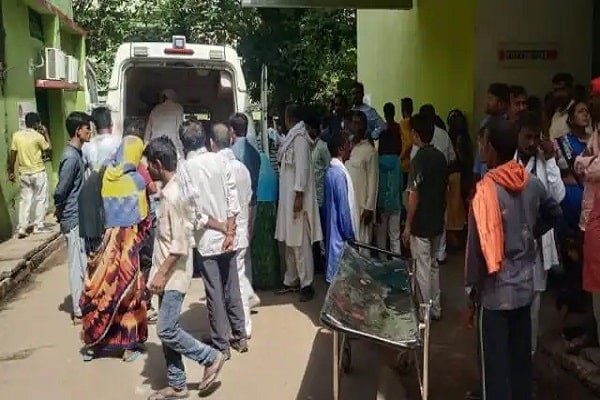 Covid Vaccine वैन ने 5 को रौंदा, एक की गई जान, 4 जख्मी Covid Vaccine वैन ने 5 को रौंदा, एक की गई जान, 4 जख्मी