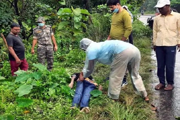 झाड़ियों के पास मिली युवक की लाश, सिर पर मिले चोट के निशान झाड़ियों के पास मिली युवक की लाश, सिर पर मिले चोट के निशान