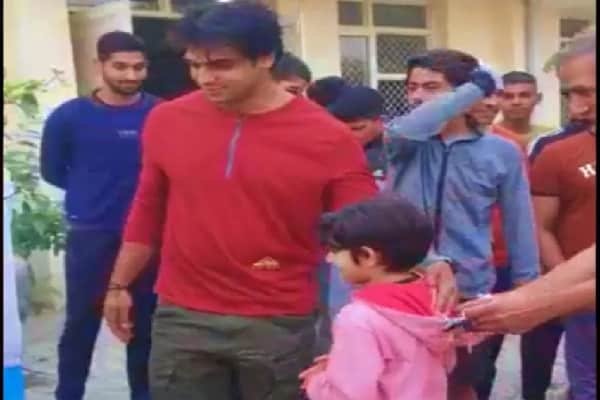 ‘हमारे favourite तो आप ही हो...', जब गोल्डन बॉय से बच्ची ने कही ऐसी बात, देखें वीडियो ‘हमारे favourite तो आप ही हो...', जब गोल्डन बॉय से बच्ची ने कही ऐसी बात, देखें वीडियो