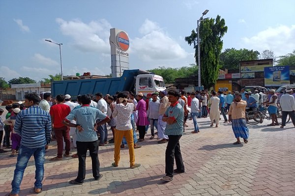 पेट्रोल पंप में धधक उठी डम्फर, मची अफरा-तफरी पेट्रोल पंप में धधक उठी डम्फर, मची अफरा-तफरी