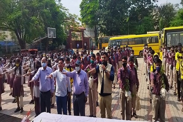 डीएवी गांधीनगर में बंटें सैकड़ों पौधे, पर्यावरण प्रेमियों ने कही ये बात डीएवी गांधीनगर में बंटें सैकड़ों पौधे, पर्यावरण प्रेमियों ने कही ये बात