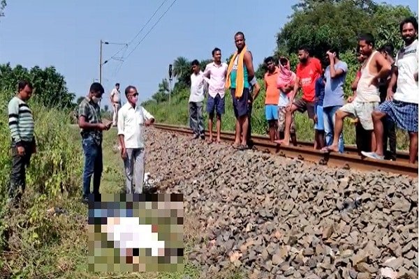 ट्रेन की टक्कर से मर गया, सीमा विवाद में घंटों नहीं उठा शव ट्रेन की टक्कर से मर गया, सीमा विवाद में घंटों नहीं उठा शव