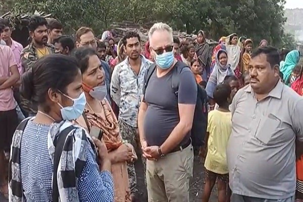 विदेशी को देखते ही फैली अफवाह, हो गया हंगामा विदेशी को देखते ही फैली अफवाह, हो गया हंगामा