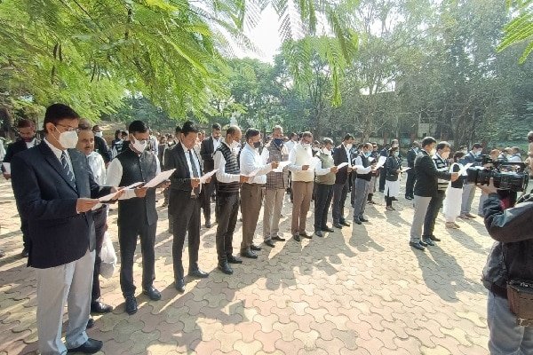 व्यवहार न्यायालय में डालसा ने मनाया संविधान दिवस, पढ़ी गई संविधान की प्रस्तावना व्यवहार न्यायालय में डालसा ने मनाया संविधान दिवस, पढ़ी गई संविधान की प्रस्तावना