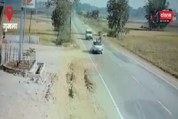 कार ने मारी ऐसी टक्कर कि उड़ गये पति-पत्नी, देखें वीडियो कार ने मारी ऐसी टक्कर कि उड़ गये पति-पत्नी, देखें वीडियो