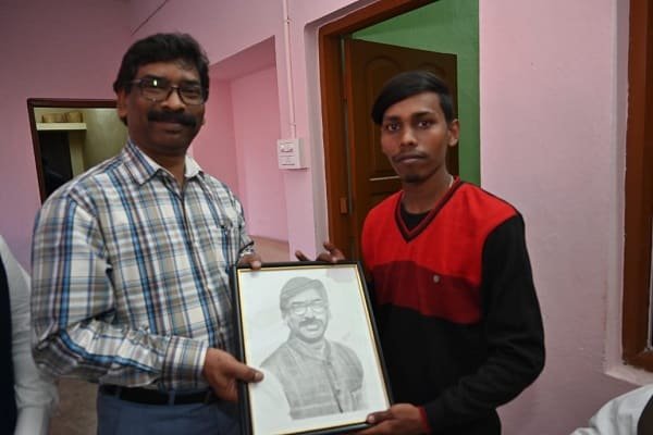 रामगढ़ के कलाकार ने सीएम को भेंट की 3 पेंटिंग रामगढ़ के कलाकार ने सीएम को भेंट की 3 पेंटिंग