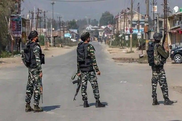 पुलिस इंस्पेक्टर को गोलियों से भूना, दहशत पुलिस इंस्पेक्टर को गोलियों से भूना, दहशत