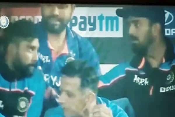 जब Rahul Dravid के पीछे बैठे Rohit ने Siraj को मारा 'चांटा',देखें वायरल वीडियो जब Rahul Dravid के पीछे बैठे Rohit ने Siraj को मारा 'चांटा',देखें वायरल वीडियो