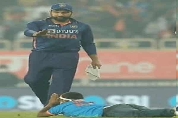 मैच के दौरान मैदान में घुसा युवक, रोहित के पैर पर गिरकर बोला... मैच के दौरान मैदान में घुसा युवक, रोहित के पैर पर गिरकर बोला...