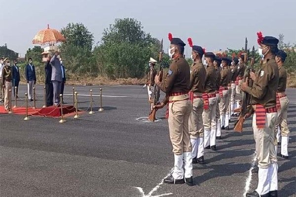 गर्वनर रमेश बैस पहुंचे धनबाद, दिया गया गार्ड ऑफ ऑनर गर्वनर रमेश बैस पहुंचे धनबाद, दिया गया गार्ड ऑफ ऑनर