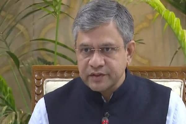 180 ट्रेनों के जरिये टूरिज्म को बढ़ावा देने का प्लान, जानें रेल मंत्री ने क्या की घोषणा 180 ट्रेनों के जरिये टूरिज्म को बढ़ावा देने का प्लान, जानें रेल मंत्री ने क्या की घोषणा
