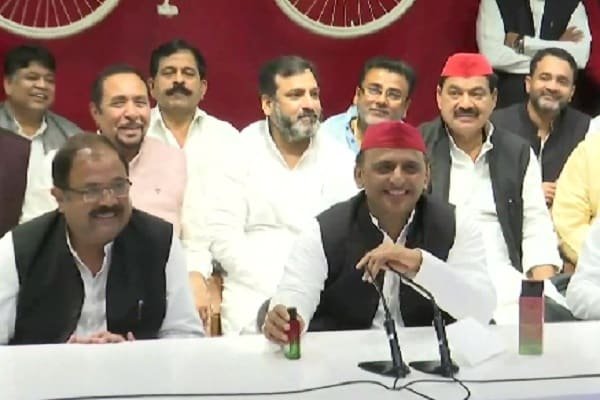 सपा अध्यक्ष ने लॉन्च किया समाजवादी पर्फ्यूम, कहा- यूपी में भ्रष्टाचार ने सारी सीमाएं तोड़ी सपा अध्यक्ष ने लॉन्च किया समाजवादी पर्फ्यूम, कहा- यूपी में भ्रष्टाचार ने सारी सीमाएं तोड़ी