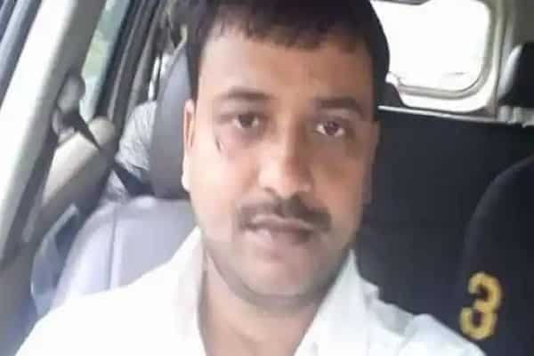 रिंटू सिंह हत्याकांड में मंत्री के भतीजे के घर चिपकाया इश्तेहार, अब होगी कुर्की-जब्ती रिंटू सिंह हत्याकांड में मंत्री के भतीजे के घर चिपकाया इश्तेहार, अब होगी कुर्की-जब्ती