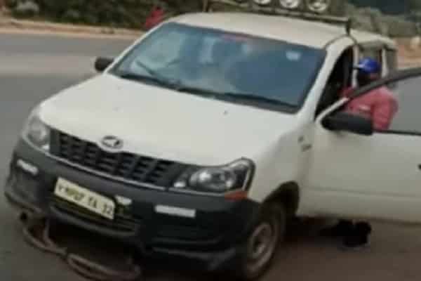 सनक में जला दी कार, बोला-अब ले जाओ.. देखें वायरल वीडियो सनक में जला दी कार, बोला-अब ले जाओ.. देखें वायरल वीडियो