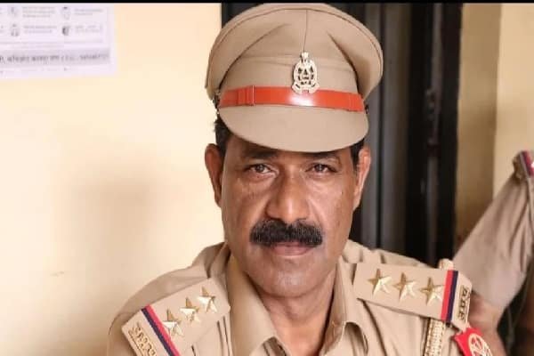 गर्लफ्रेंड के साथ इश्क फरमा रहा था पुलिस इंस्पेक्टर, पत्नी ने रंगेहाथ पकड़ा गर्लफ्रेंड के साथ इश्क फरमा रहा था पुलिस इंस्पेक्टर, पत्नी ने रंगेहाथ पकड़ा