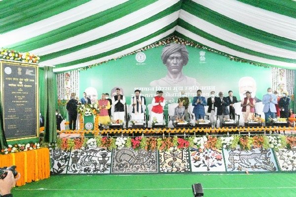 धरती आबा को राज्यपाल और सीएम ने किया नमन, मुख्यमंत्री बोले- देश में झारखंड का एक अलग इतिहास और स्थान धरती आबा को राज्यपाल और सीएम ने किया नमन, मुख्यमंत्री बोले- देश में झारखंड का एक अलग इतिहास और स्थान