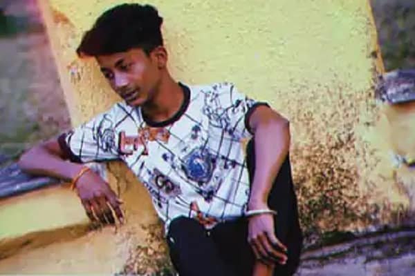 10वीं के स्टूडेंट को मारा इतना छुरा कि... 10वीं के स्टूडेंट को मारा इतना छुरा कि...