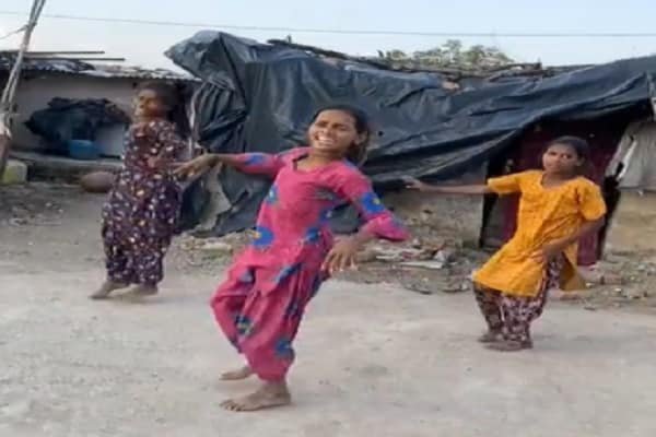 3 बच्चियों ने करीना कपूर के गाने “दुपट्टा मेरा” पर किया शानदार डांस, देखें वायरल वीडियो 3 बच्चियों ने करीना कपूर के गाने “दुपट्टा मेरा” पर किया शानदार डांस, देखें वायरल वीडियो