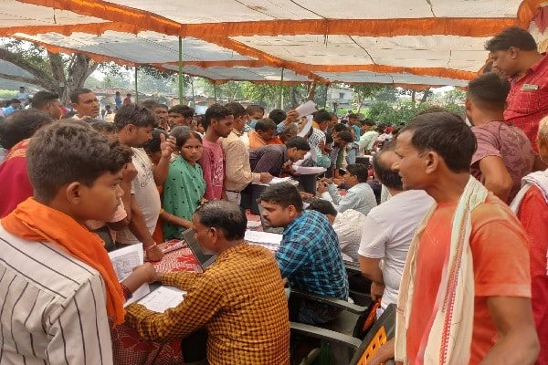 दिव्यांग को शिविर के माध्यम से मिला अधिकार, आठ वर्ष बाद बना आधारकार्ड दिव्यांग को शिविर के माध्यम से मिला अधिकार, आठ वर्ष बाद बना आधारकार्ड