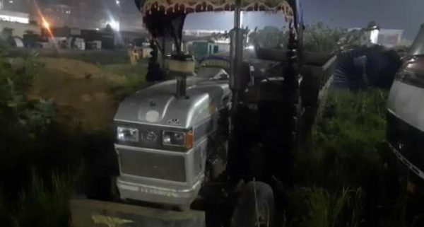 अवैध बालू लदा ट्रैक्टर नहीं छोड़ा तो पुलिस के साथ कर दिया... अवैध बालू लदा ट्रैक्टर नहीं छोड़ा तो पुलिस के साथ कर दिया...