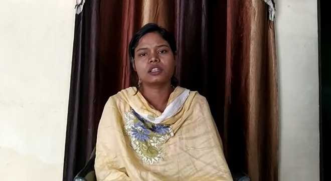 रो-रोकर न्याय की गुहार लगा रही लुईस... रो-रोकर न्याय की गुहार लगा रही लुईस...