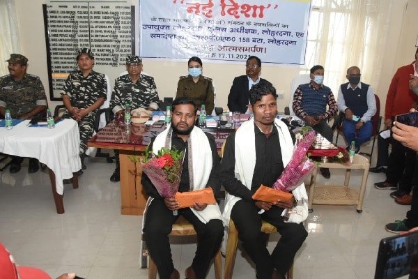 प्यार खींच लाया जंगल से गांव तक, डाले हथियार, देखें वीडियो... प्यार खींच लाया जंगल से गांव तक, डाले हथियार, देखें वीडियो...