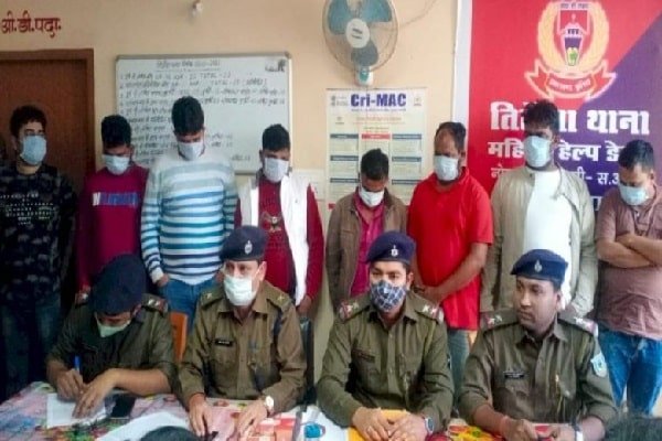 पुलिस के हत्थे चढ़े 11 जुआरी, चार लाख रुपये और कई गाडि़यां जब्त पुलिस के हत्थे चढ़े 11 जुआरी, चार लाख रुपये और कई गाडि़यां जब्त
