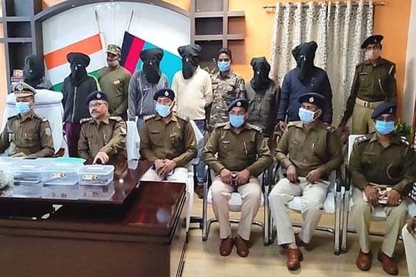 पुलिस के हत्थे चढ़े PLFI के 6 सदस्य, हथियार और नक्सली वर्दी बरामद पुलिस के हत्थे चढ़े PLFI के 6 सदस्य, हथियार और नक्सली वर्दी बरामद