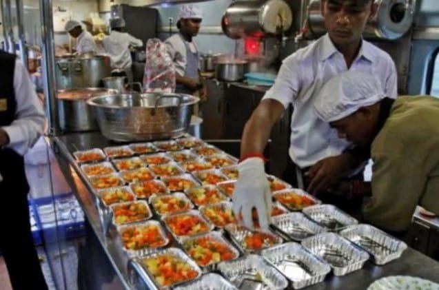 ट्रेनों में फिर मिलेगा गरमा-गरमा खाना, जानिये कैसे... ट्रेनों में फिर मिलेगा गरमा-गरमा खाना, जानिये कैसे...