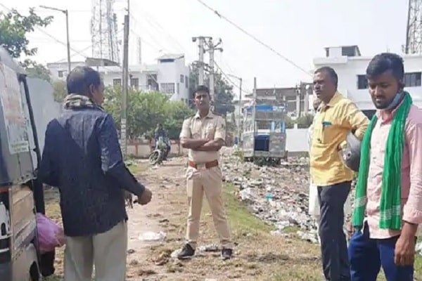 पति की गर्दन पर कुल्हाड़ी से किये इतने वार कि... पति की गर्दन पर कुल्हाड़ी से किये इतने वार कि...