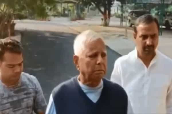 Counting के दौरान Patna में लाठी लेकर क्यों घूम रहे LaluYadav, देखें वीडियो... Counting के दौरान Patna में लाठी लेकर क्यों घूम रहे LaluYadav, देखें वीडियो...