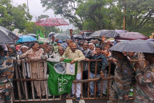 मोरहाबादी में रोकी गई झारखंड के आंदोलनकारियों की पदयात्रा, हंगामा मोरहाबादी में रोकी गई झारखंड के आंदोलनकारियों की पदयात्रा, हंगामा