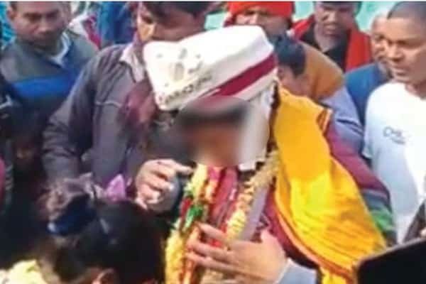 इश्क फरमा रहे थे प्रेमी युगल, ग्रामीणों ने पकड़ा और कर दिया… इश्क फरमा रहे थे प्रेमी युगल, ग्रामीणों ने पकड़ा और कर दिया…