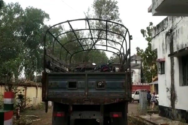 जामताड़ा पहुंची धनबाद पुलिस, कार्रवाई से इलाके में हड़कंप जामताड़ा पहुंची धनबाद पुलिस, कार्रवाई से इलाके में हड़कंप