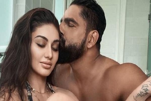 एयरपोर्ट पर ही इस स्टार कपल ने किया ऐसा कि, लोग देने लगे... एयरपोर्ट पर ही इस स्टार कपल ने किया ऐसा कि, लोग देने लगे...