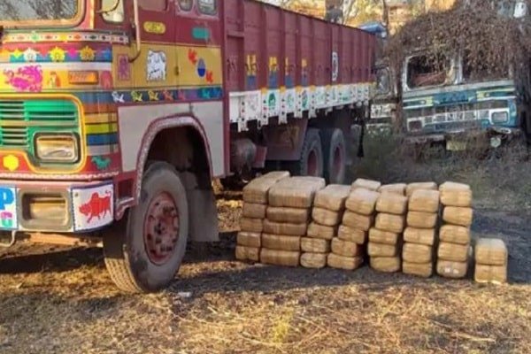ट्रक में झांका तो पुलिस के उड़े होश, मिला इतना... ट्रक में झांका तो पुलिस के उड़े होश, मिला इतना...