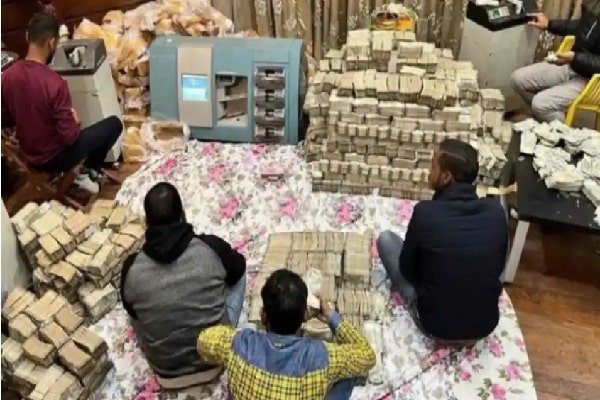 कारोबारी के ठिकाने पर मिला इतना कैश कि दो दिनों से हो रही गिनती, देखें कारोबारी के ठिकाने पर मिला इतना कैश कि दो दिनों से हो रही गिनती, देखें
