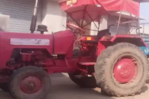 नहीं स्टार्ट हुई गाड़ी, झाकां तो रह गए दंग... नहीं स्टार्ट हुई गाड़ी, झाकां तो रह गए दंग...