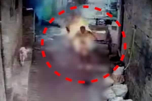 युवक ने पेट्रोल छिड़क कर खुद को लगाई आग युवक ने पेट्रोल छिड़क कर खुद को लगाई आग