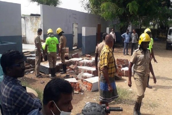 स्कूल में टॉयलेट की दीवार गिरी और हो गया... स्कूल में टॉयलेट की दीवार गिरी और हो गया...