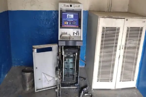 ATM काटकर उड़ाए 4.24 लाख, सीसीटीवी का किया ये हाल… ATM काटकर उड़ाए 4.24 लाख, सीसीटीवी का किया ये हाल…