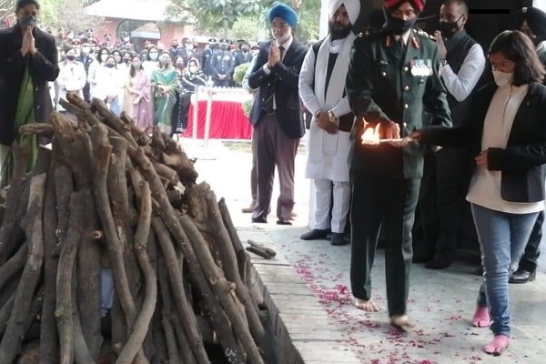 बेटी ने दी लेफ्टिनेंट कर्नल Harjinder Singh को मुखाग्नि, राजनाथ की भी नम हो गई आंखें बेटी ने दी लेफ्टिनेंट कर्नल Harjinder Singh को मुखाग्नि, राजनाथ की भी नम हो गई आंखें