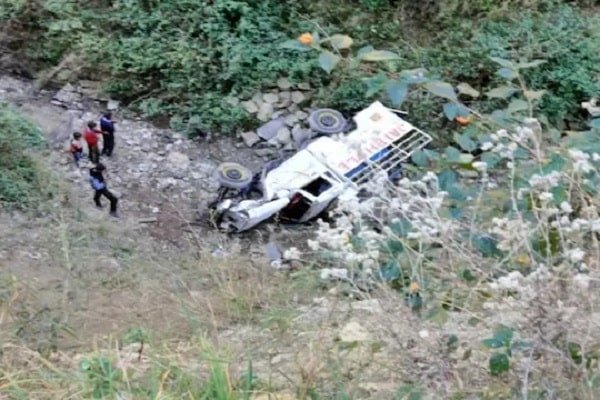 यात्रियों से भरी बस नाले में गिरी, मची चीख-पुकार यात्रियों से भरी बस नाले में गिरी, मची चीख-पुकार