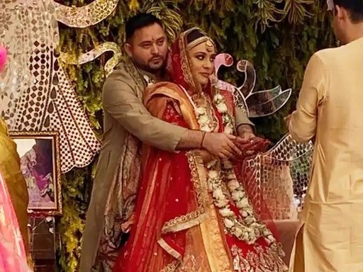 तेजस्वी की दुल्हनिया ने छुए तेजप्रताप के पैर, ऐसे किया रिएक्ट, देखें फोटो तेजस्वी की दुल्हनिया ने छुए तेजप्रताप के पैर, ऐसे किया रिएक्ट, देखें फोटो