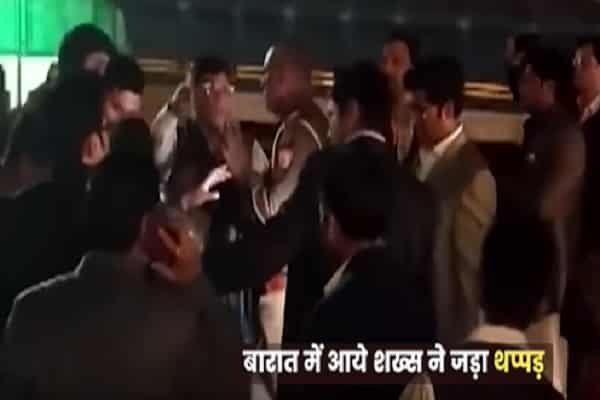 सरेराह दारोगा को लप्पड़-थप्पड़ करने वालों का क्या हुआ, देखें वीडियो सरेराह दारोगा को लप्पड़-थप्पड़ करने वालों का क्या हुआ, देखें वीडियो