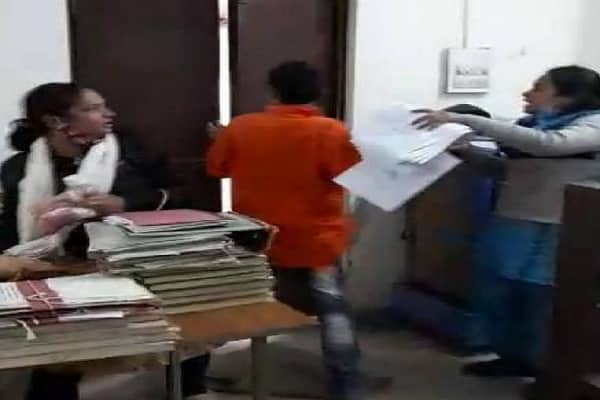 वार्ड ऑफिस में घुसकर कर्मी को दौड़ा-दौड़ा कर पीटा, ऐसे बचाई जान वार्ड ऑफिस में घुसकर कर्मी को दौड़ा-दौड़ा कर पीटा, ऐसे बचाई जान